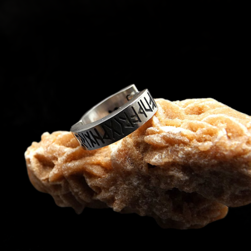 Boucles d'oreilles viking homme anneaux créoles nordique acier inoxydable sur fond noir