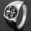 Plan des Rings, der die Brillanz von poliertem Stahl der Lilie-Blume zeigt, die mit dem dunklen Hintergrund unter Licht kontrast