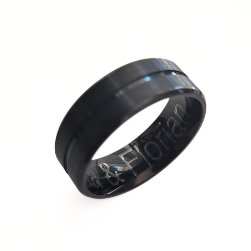 Anillo de compromiso de acero negro para hombre con banda central personalizada