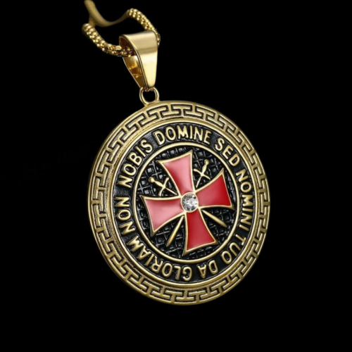 Grand pendentif homme acier or forme médaillon croix des templiers non nobis FONd noir