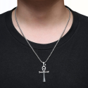 Collana con ciondolo croce egiziana ankh in acciaio colore argento a scelta indossata da un uomo