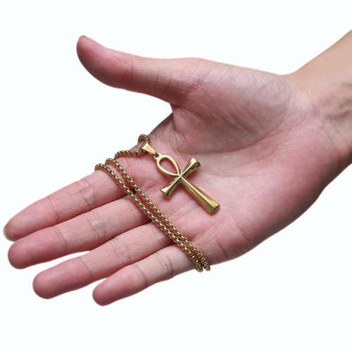 Herrenhalskette mit goldfarbenem ägyptischem Ankh-Kreuzanhänger aus Stahl an einer Hand
