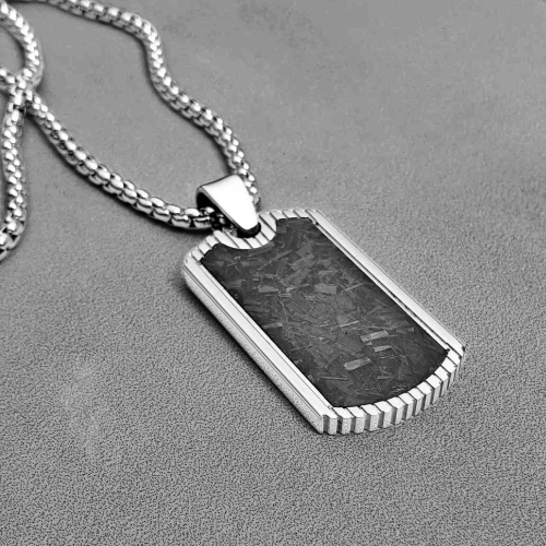 Collana pendente da uomo in acciaio nero piatto militare catena di carbone di carbonio inclusa sfondo grigio