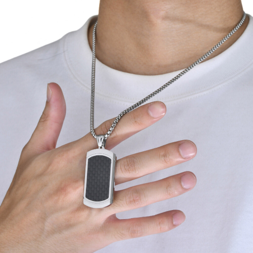 Ciondolo piatto militare da uomo in elegante acciaio al carbonio nero, catena inclusa, indossato