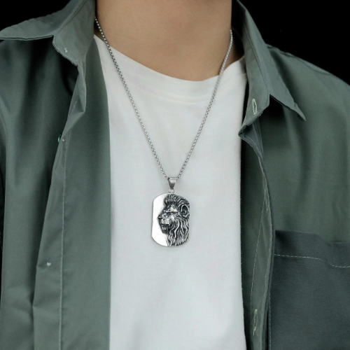Collier pendentif acier plaque militaire tête de lion chaine incluse porté par un homme