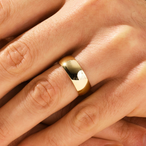 Bague anneau alliance de mariage homme acier or fin largeur 8mm portée par un homme