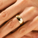 Anello anello nuziale dell'alleanza uomo acciaio oro larghezza fine oro 8mm indossato da un uomo