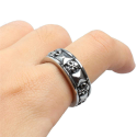 Damen-Totenkopf-Ring aus Stahl mit Totenkopf-Motiv, Biker-Gothic-Pyramide, getragen von einem Mann