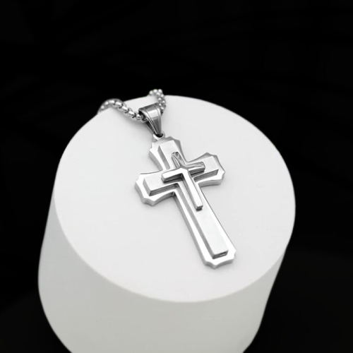 Collier pendentif homme trois croix superposées acier chaine incluse fond noir