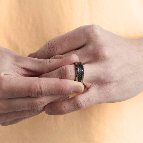 Herrenring-Edelstahl und schwarzer Kohlefaserband-orangefarbener Hintergrund