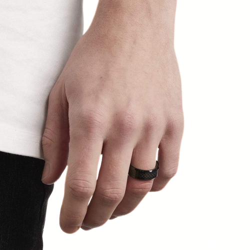 Bague anneau homme acier inoxydable noire et bande centrale carbone portée