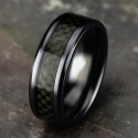 Anello da uomo in acciaio inossidabile nero e fascia centrale in carbonio su roccia