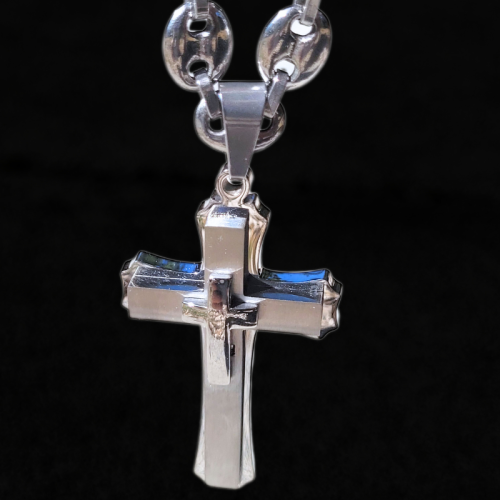 Colgante de hombre con tres cruces superpuestas y cadena de granos de café de acero, fondo negro