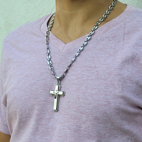 Colgante de hombre con tres cruces superpuestas y cadena de granos de café de acero, fondo natural