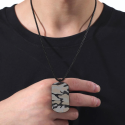 Collar con colgante de placa militar de camuflaje de acero, cadena incluida, usado por un hombre