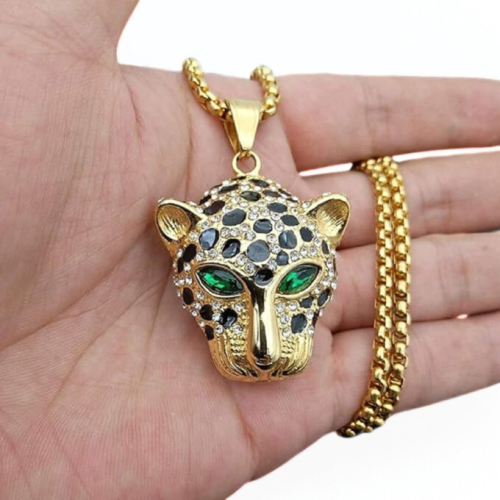Collar con colgante de cabeza de leopardo ojos verdes hip-hop acero dorado oro fino usado en una mano
