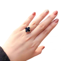 Bague anneau acier inoxydable doré à l'or fin trèfle couleur noire portée par une femme