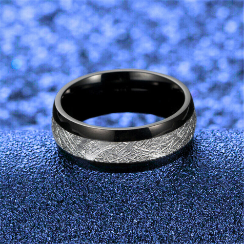 Vista dettagliata dell'anello che mostra il contrasto tra metallo nero e texture cosmica di imitazione meteorite