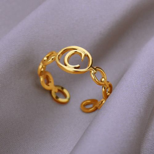 Bague ouverte anneau ajustable femme en acier doré à l'or fin lettre C sur du tissu