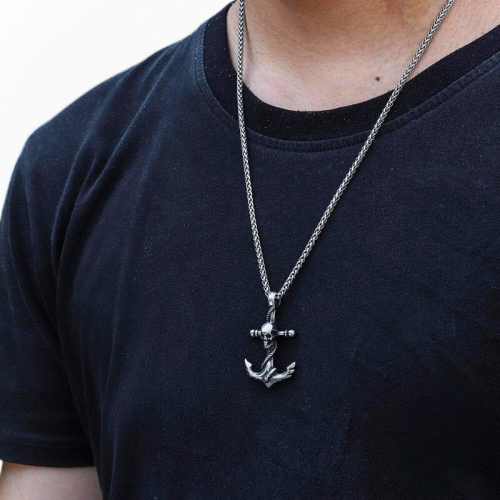 Collar con colgante de calavera y ancla de acero inoxidable, cadena incluida, usado por un hombre