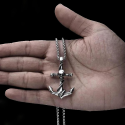 Collier pendentif tête de mort ancre homme acier inoxydable chaine incluse dans une main