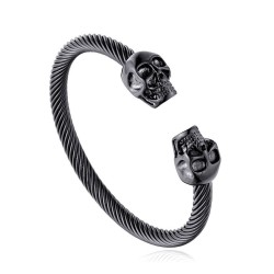 braccialetto a scossa in acciaio nero, che mostra il dettaglio del cavo contorto di 6 mm e le due teste di morte alle estremità.