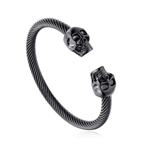 pulsera de jolt de acero negro, que muestra el detalle del cable torcido de 6 mm y las dos cabezas de muerte en los extremos.