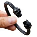 Bracelet de manchette jonc homme acier noir câble torsadé double tête de mort porté