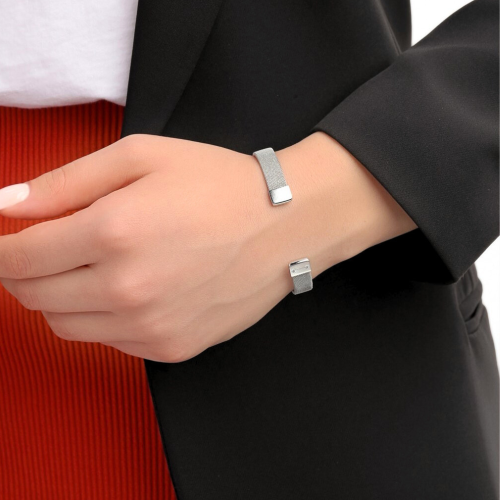 Frauen Armband offener starrer Ring Edelstahl mesh Milanese getragen