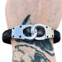 Bracciale in pelle collegato da un duo di manette con chiusura in acciaio inossidabile indossate da un uomo