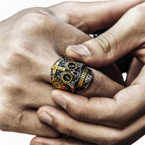 Ring Goldener Stahl Goldener Stahlkopf Mexikanischer Stil Biker getragen von einem Mann