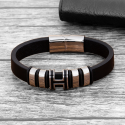 Bracciale da uomo in pelle nera e cilindri lettera H con chiusura magnetica in acciaio su tavola