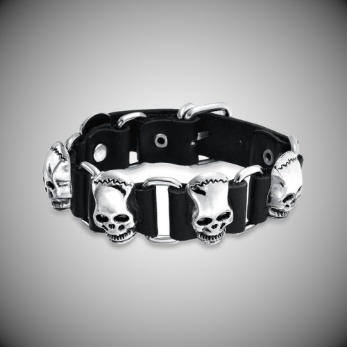 Verstellbares Herren-Lederarmband und Frankenstein-Totenkopf-Stahl-Biker mit altem Hintergrund