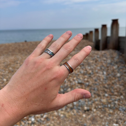 Bague anneau alliance mariage homme titane bande centrale bois teinté portée