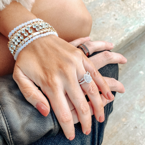 Anillo de compromiso para hombre con banda central de acero negro y alianza de madera de koa usado con jeans