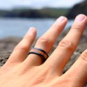 Bague anneau de fiançailles acier noir bande centrale bois de koa portée par un homme
