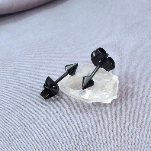 Paire boucle d'oreille homme acier noir plug pointe cône sexy gothique présentées