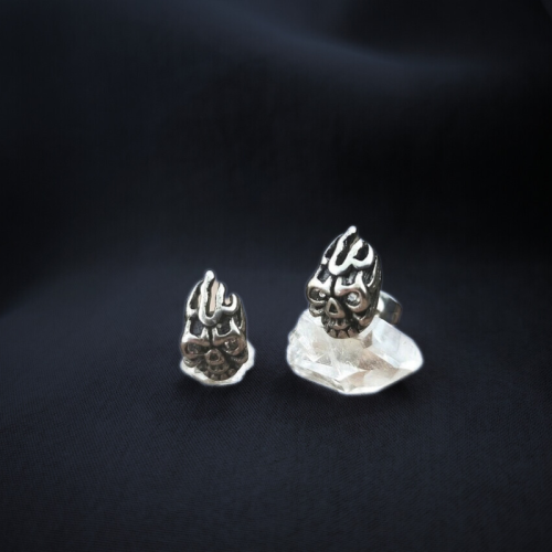 Paire boucles d'oreille homme acier tête de mort démon enflammée biker présentées