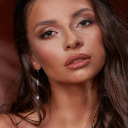 Par de pendientes de mujer con cadena de acero colgante y cuentas de arcoíris