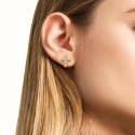 Boucles d'oreilles acier croix latine zircons couleur au choix modèle doré à l'or fin porté par une femme