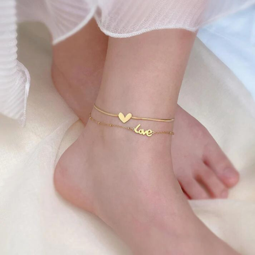Pulsera cadena de acero al tobillo con buen corazón amor oro usado por una mujer