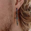 Pendientes de acero cruz y cadena colgante color negro usado por un hombre