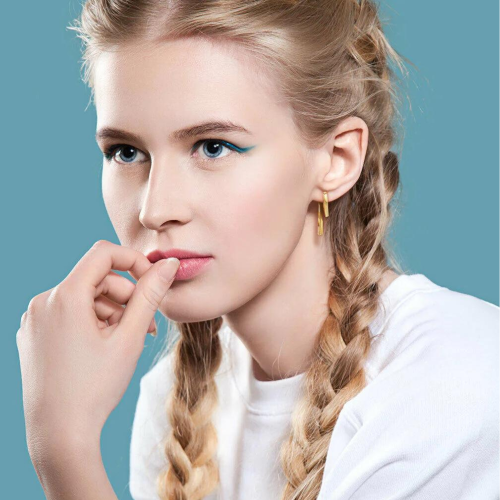 Par de pendientes con dos barras colgantes de acero dorado usados por una mujer