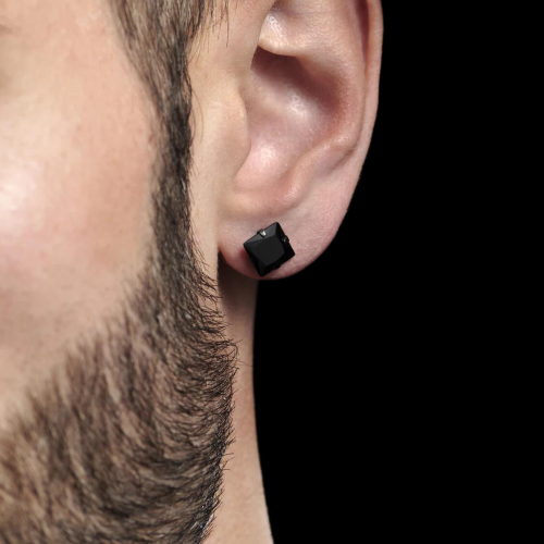Paar Ohrring ADO Stahl-Quadrat-Diamant All Black von einem Mann getragen