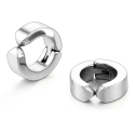 Fausses paire boucles d'oreilles anneaux homme acier avec clip présentées