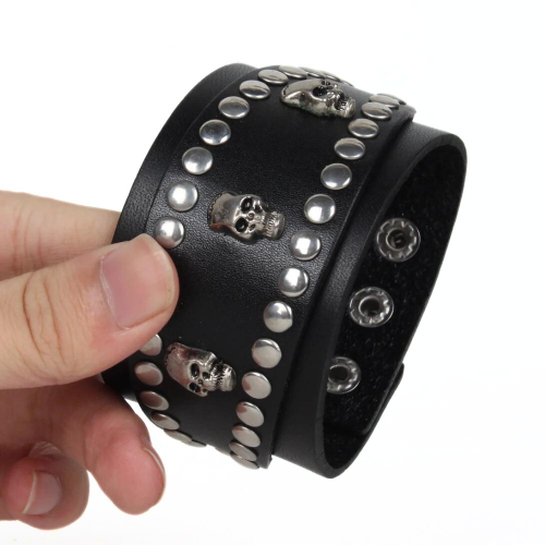 Bracelet pour homme de force en cuir têtes de mort viril biker motard présenté