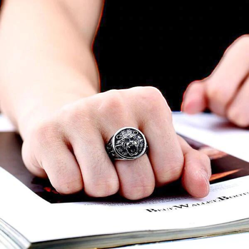 Bague ouverte homme acier croix de malte tête de lion rugissante portée