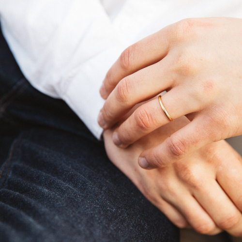 Bague anneau alliance de mariage acier doré or fin 2mm portée par un homme bis