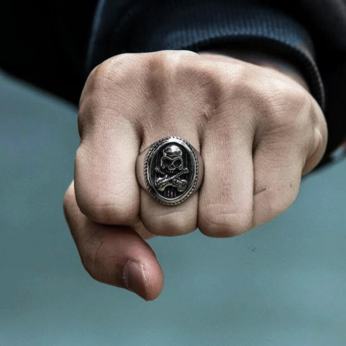 Bague chevalière homme acier guitares rock star tête de mort biker fond bleu