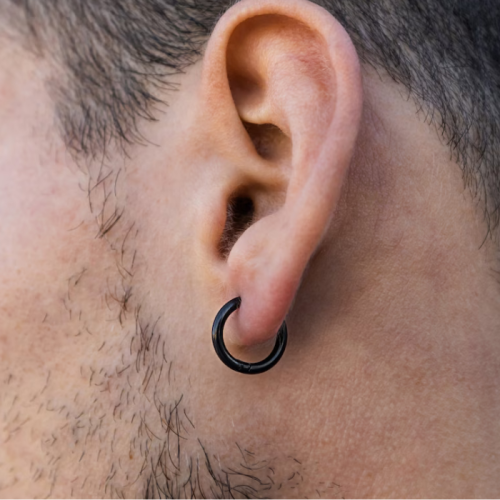 Fine boucles d'oreilles portées par un homme acier plaqué noire créole bombée 8mm